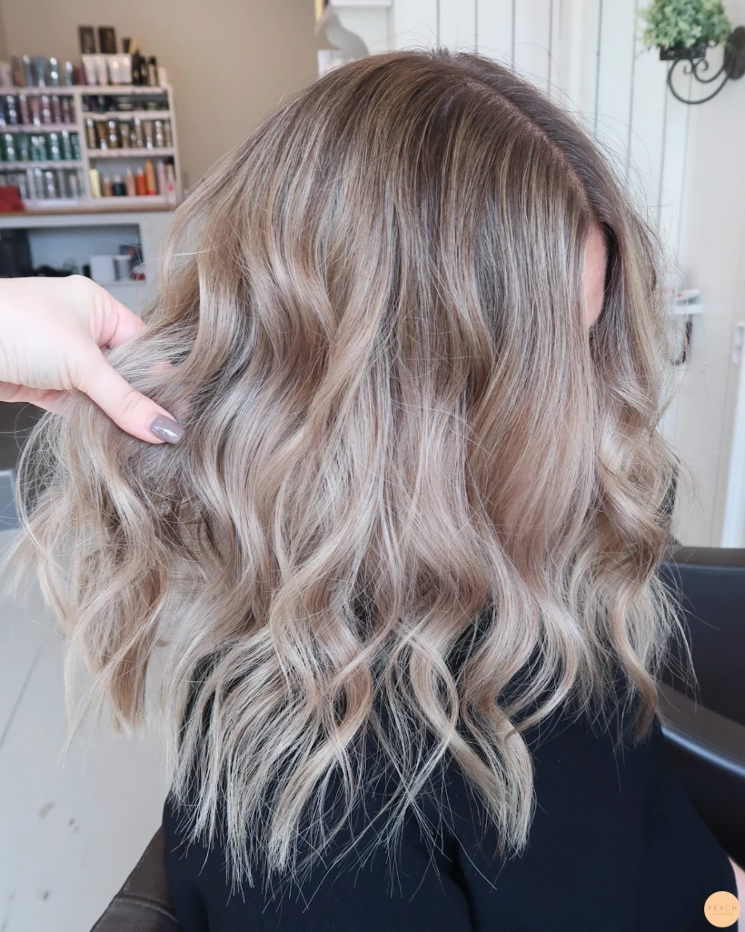 Beige blond hårfärg med ljusa slingor