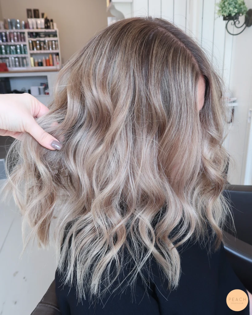 Beige blond hårfärg med ljusa slingor – inspiration 22 mars 2022