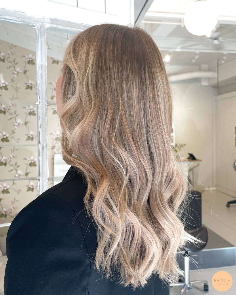 Sand beige hårfärg med mjuk gråhårsövergång