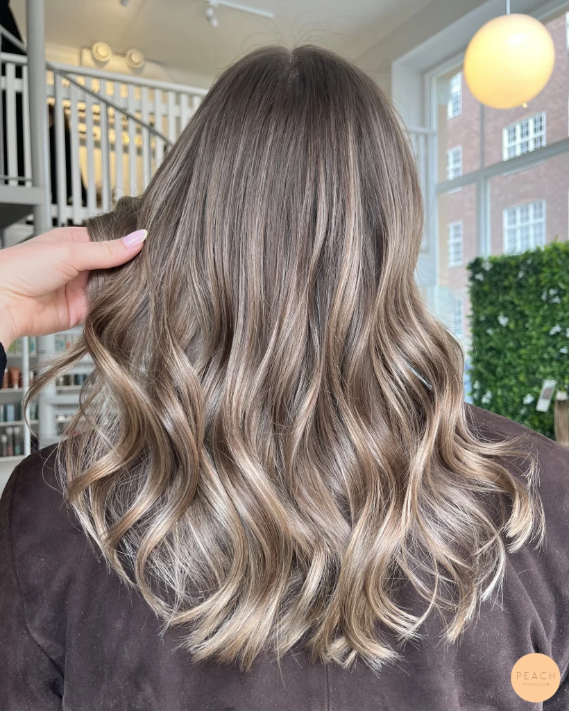 Bronde hårfärg med mjuk root shadow