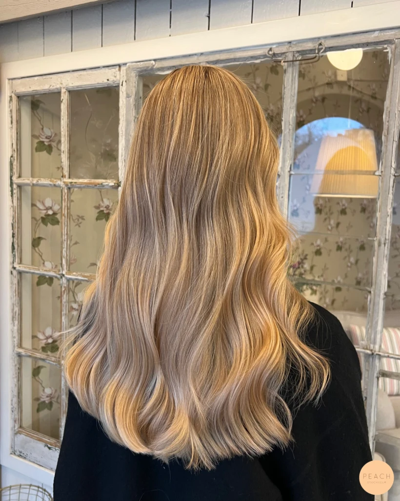 Light peachy blonde hair 🍑