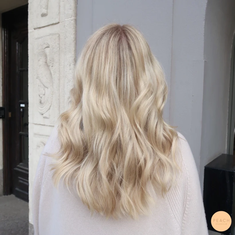 Blonda slingor med en sval nyansering