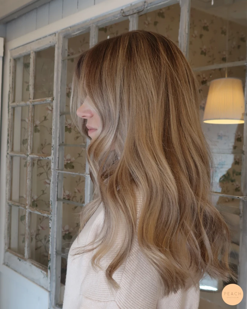 Naturlig beige blond med root shadow