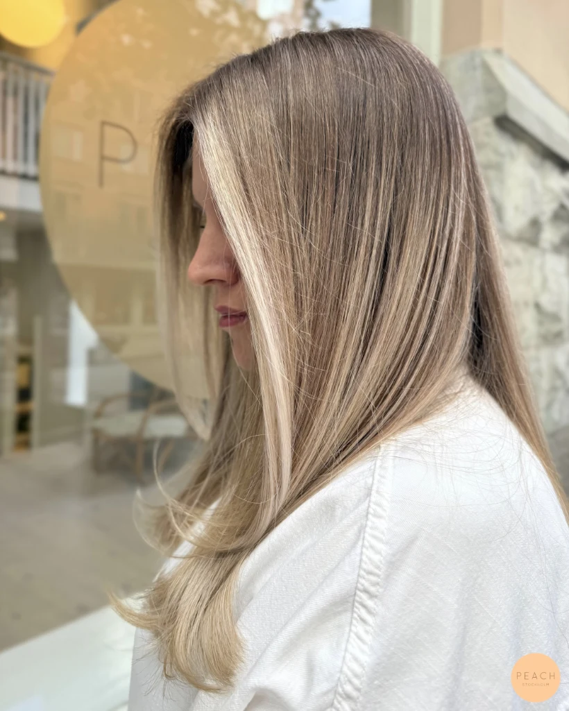 Beigeblond hårfärg med face frame och slingor