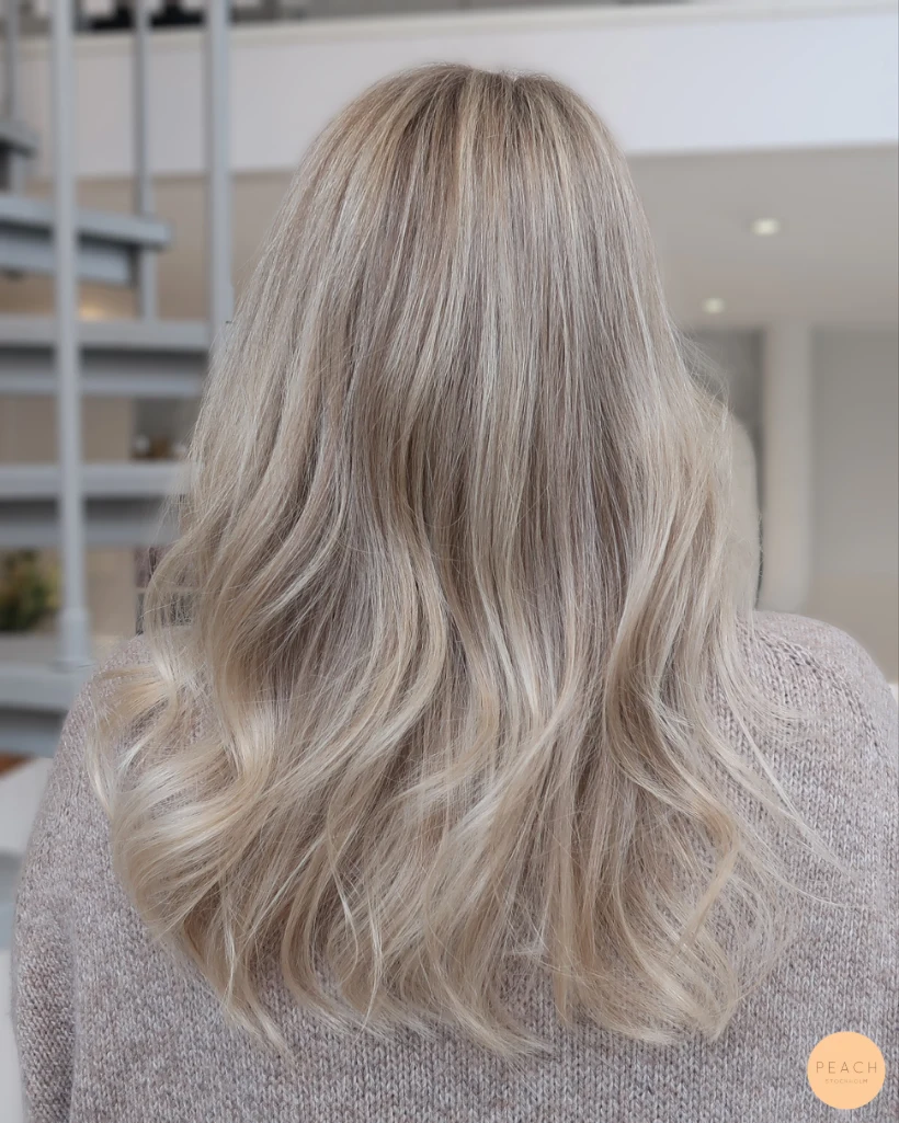 Blonda slingor med Olaplex