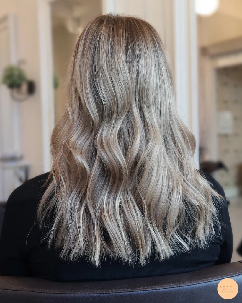 Beige blond hårfärg med babylights och ljusa slingor
