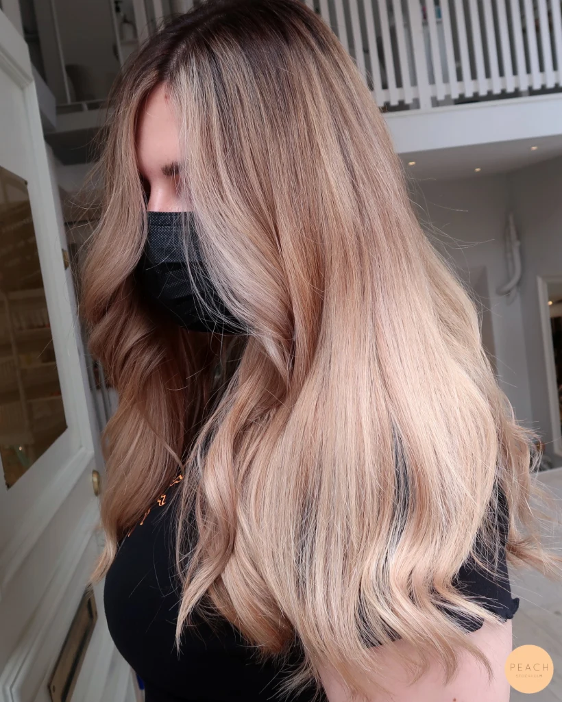Beige blond med djup face frame