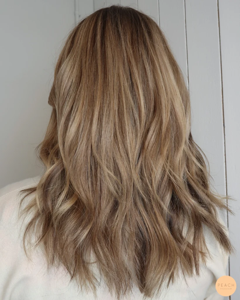Beigeblond hårfärg med lowlights och highlights