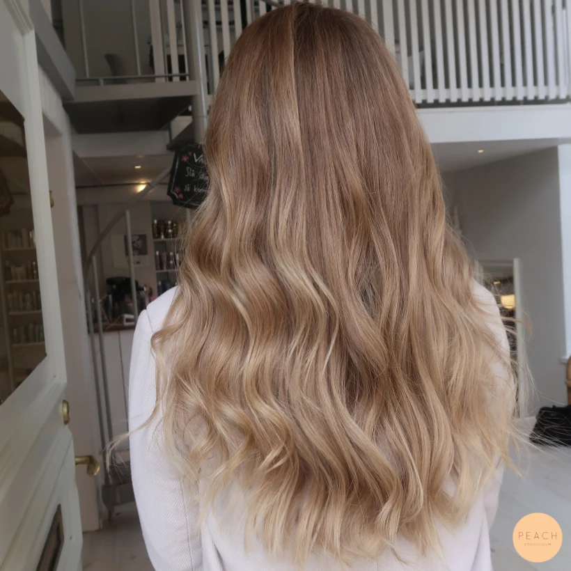 Soft blonde balayage med krämig ton