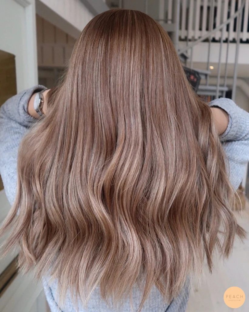 Lowlights i blont hår med mjuk root shadow