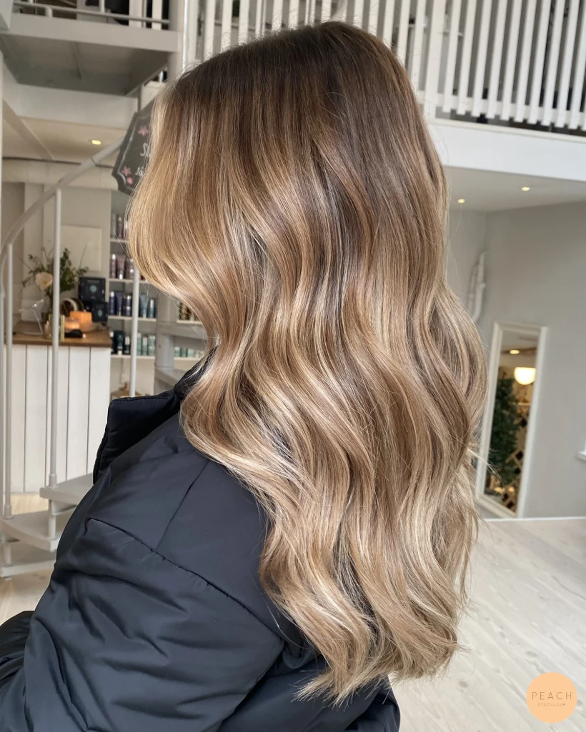 Creamy blonde hair – salongsresultat av Josefine Eklund, 13 april 2023