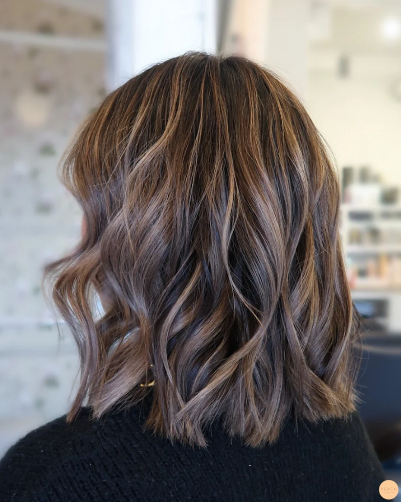 Bronde lob med ljusa slingor i mörkt hår