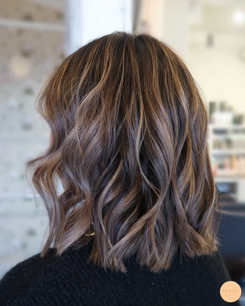 Bronde lob med ljusa slingor i mörkt hår