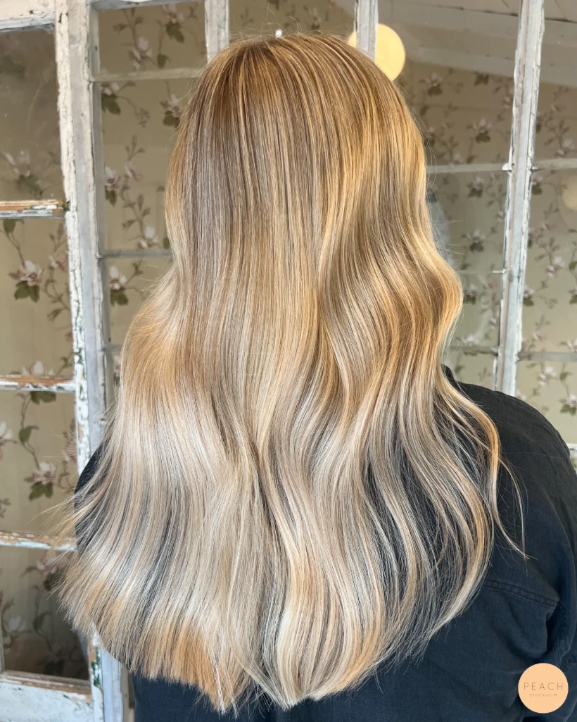 Cream blonde hair med ljusa slingor