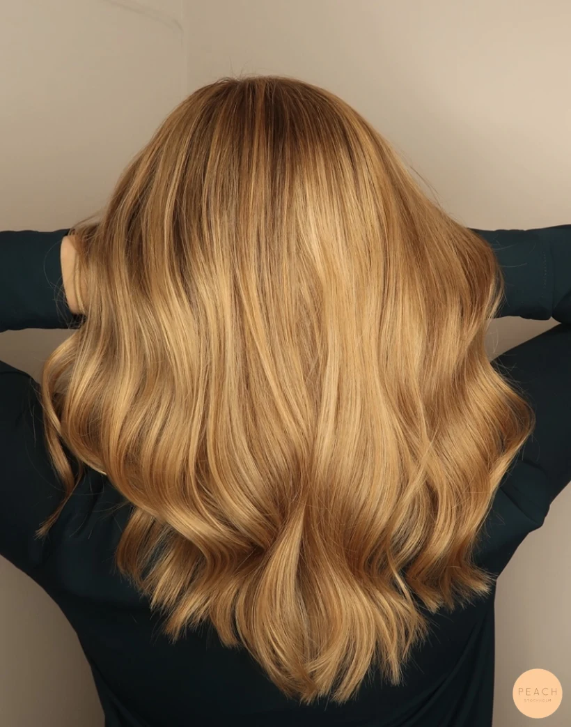 Varm blond färg med ljusa slingor