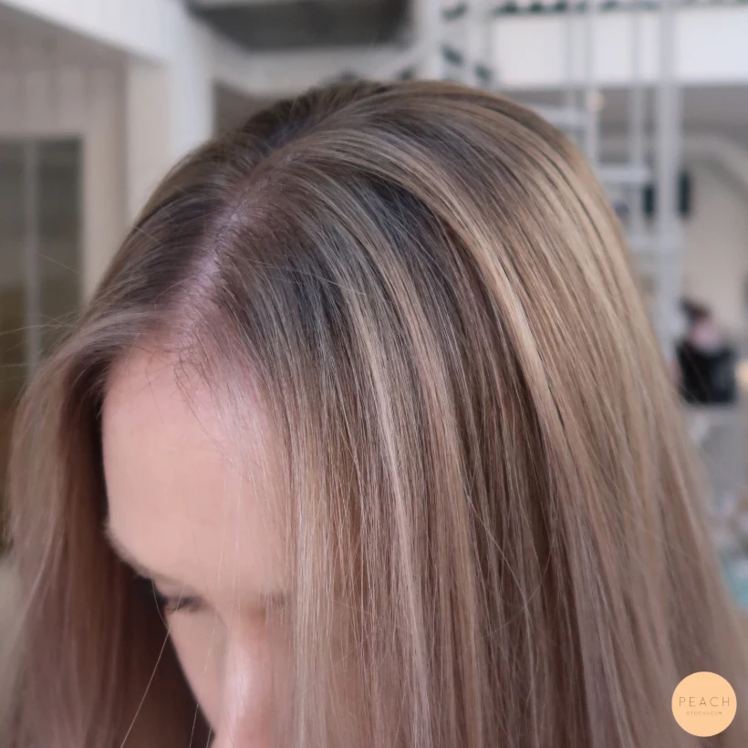 Dov beige blond med kalla slingor