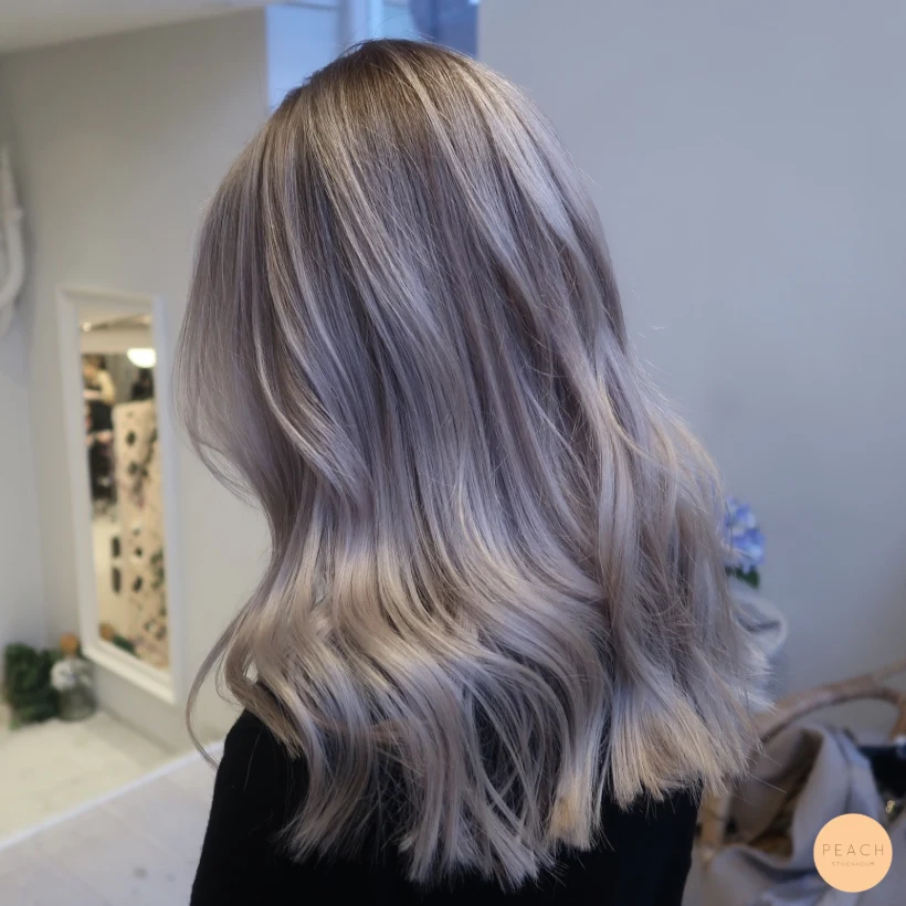 Krämig blond med beige toner