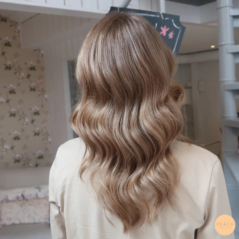 Balayage blond med mjuka lockar