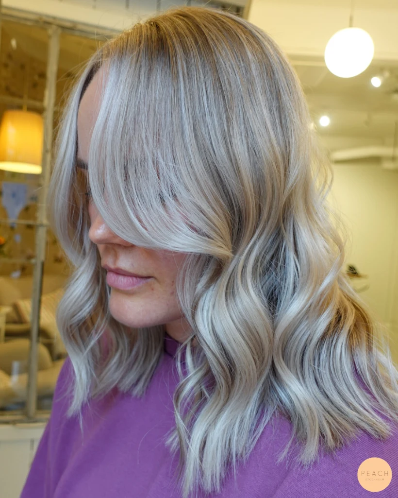 Lyxig beigeblond hårfärg med highlights och lowlights