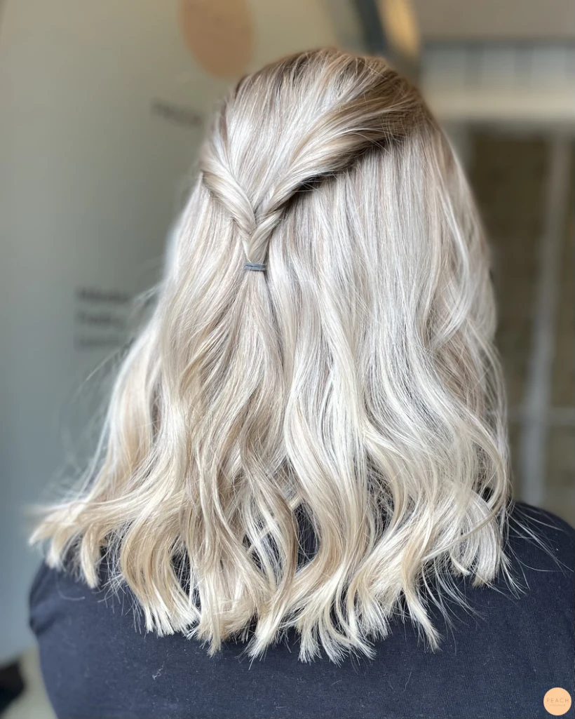 En kall blond hårfärg med lite lowlights