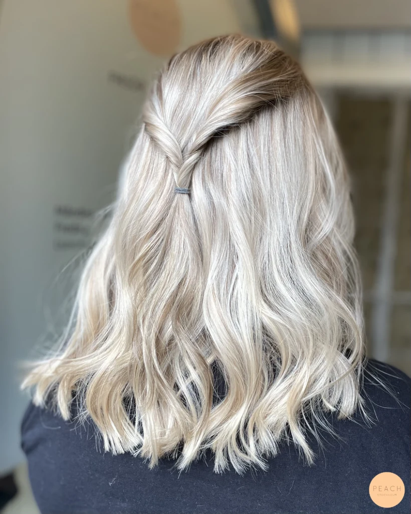 En kall blond hårfärg med lite lowlights