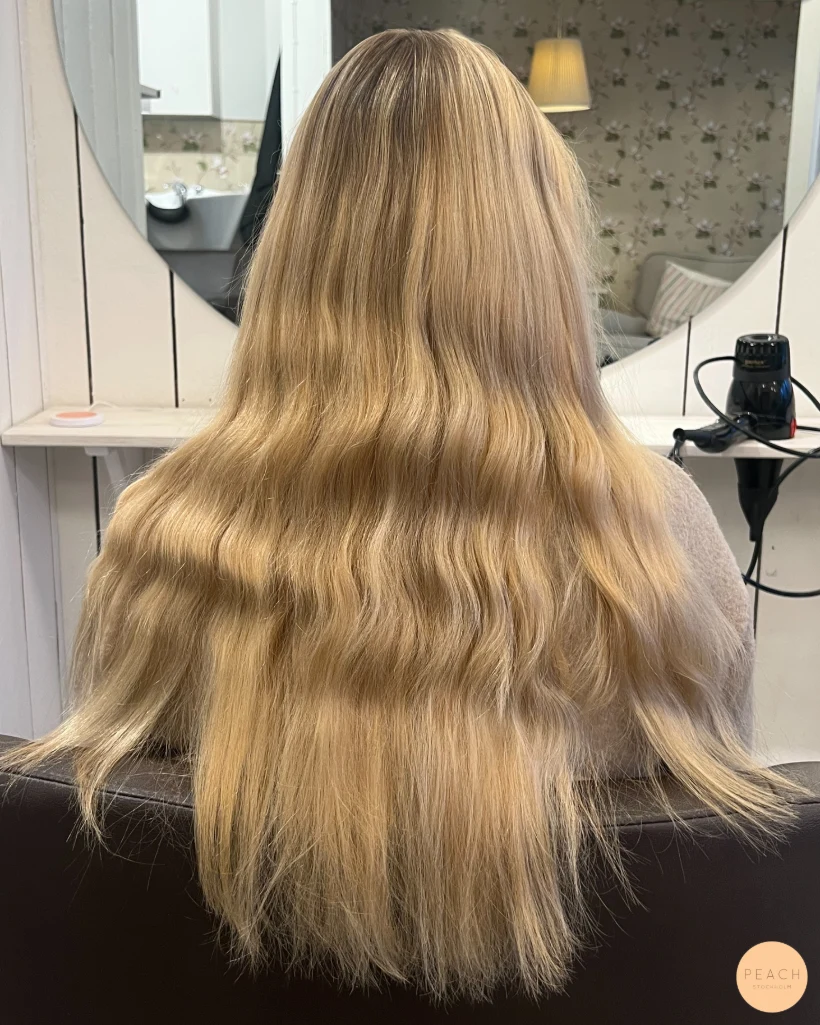 Guldblond hårfärg med ljusa slingor och gyllene toner