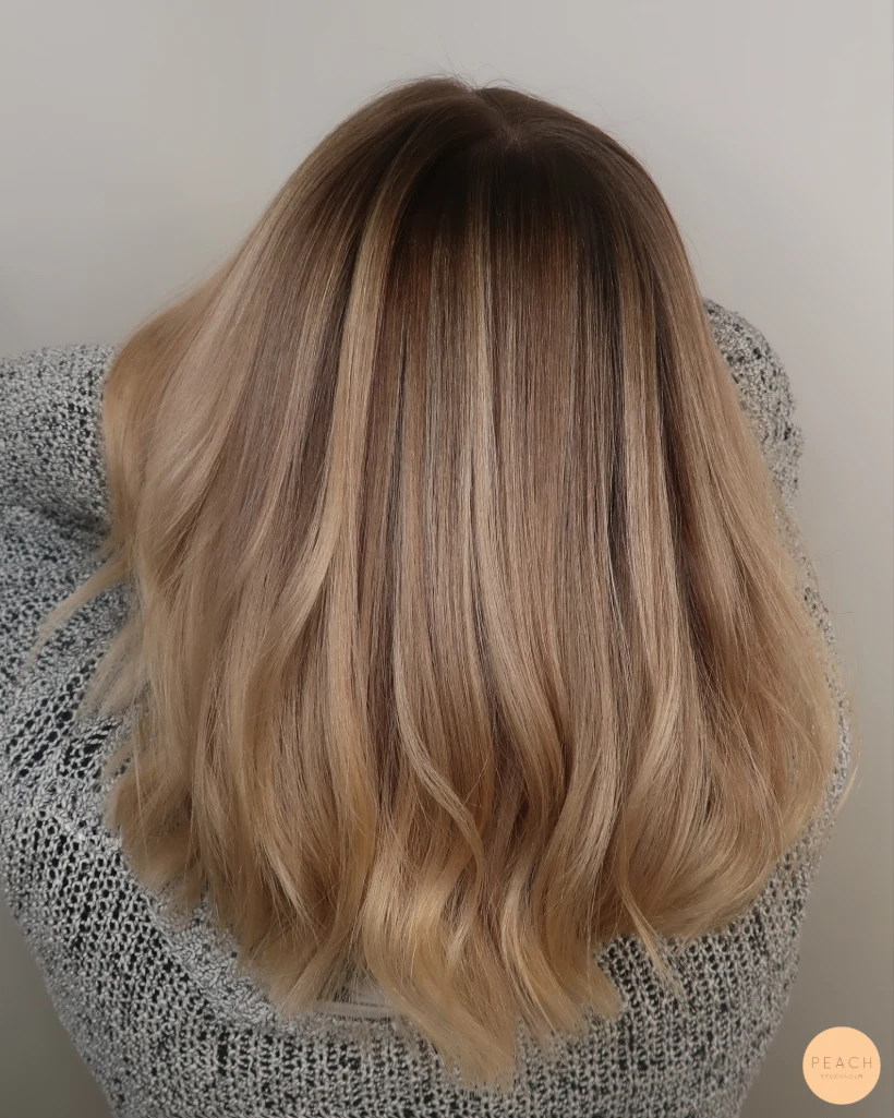 Ljusa och mörka slingor balayage med bevarad naturlig botten