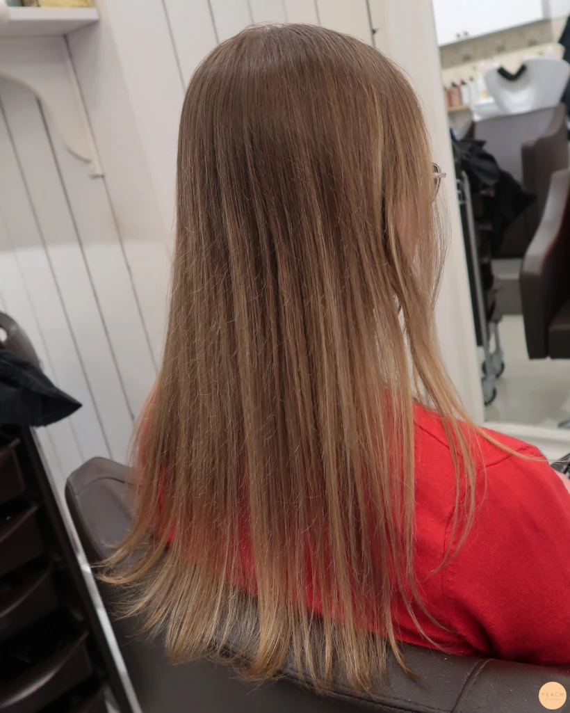 Krämig sval balayage med ljusa och mörka slingor