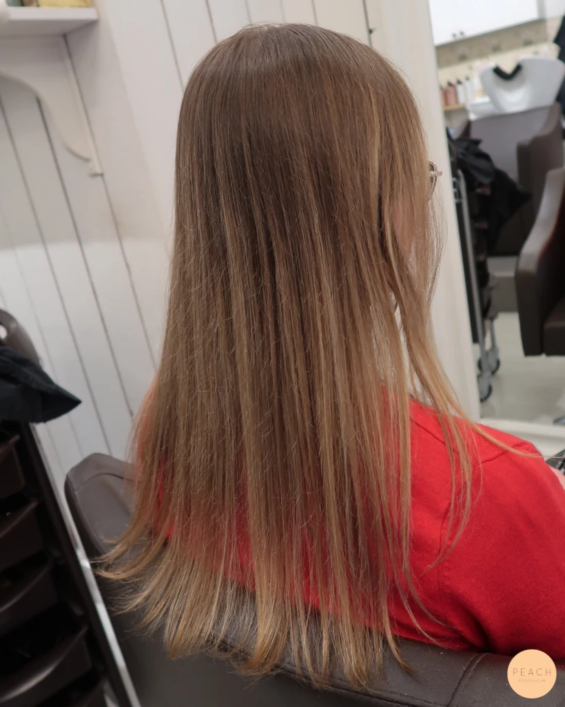 Krämig sval balayage med ljusa och mörka slingor