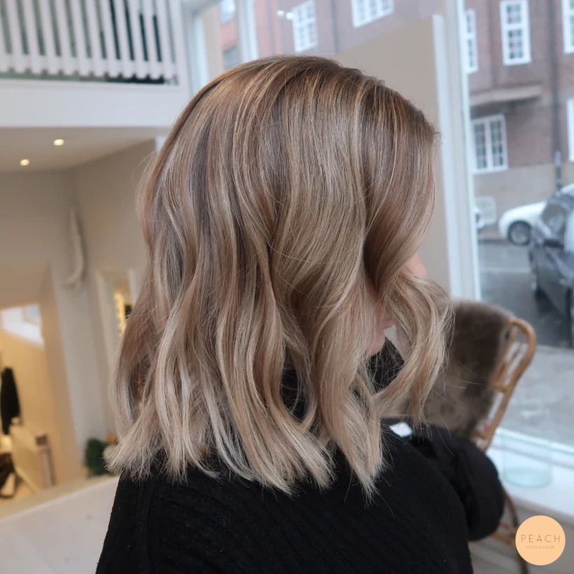 Ljusa och mörka slingor med beige toner