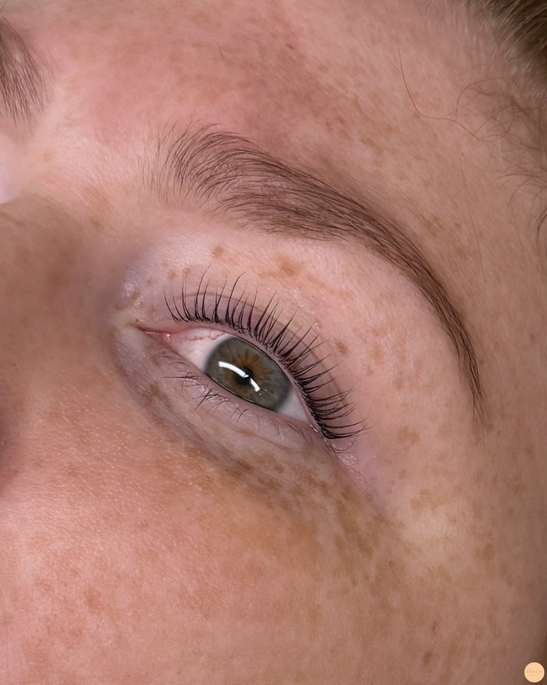 Yumi lashes brynfärgning