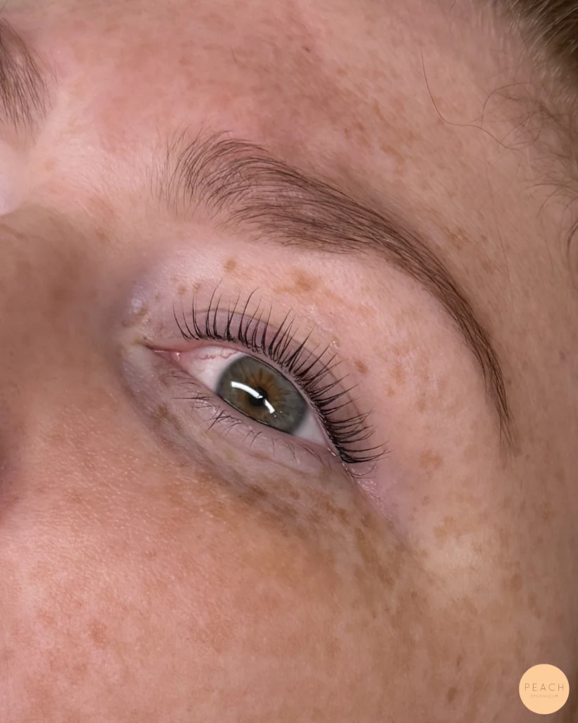 Yumi lashes brynfärgning