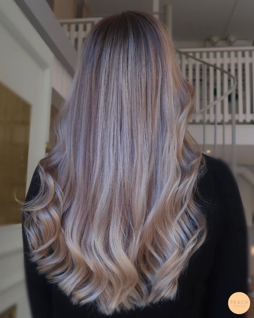 Blond balayage med ljusa och mörka slingor – inspiration 15 juni 2021