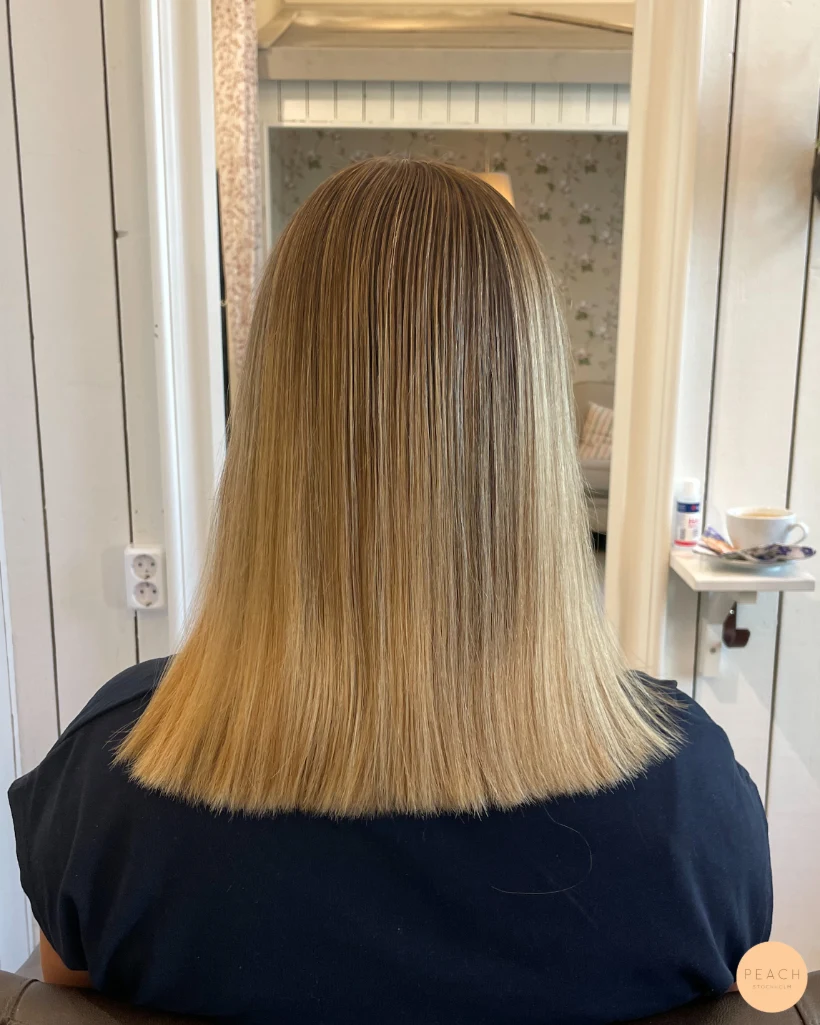 Naturlig blond hårfärg med ljusa slingor