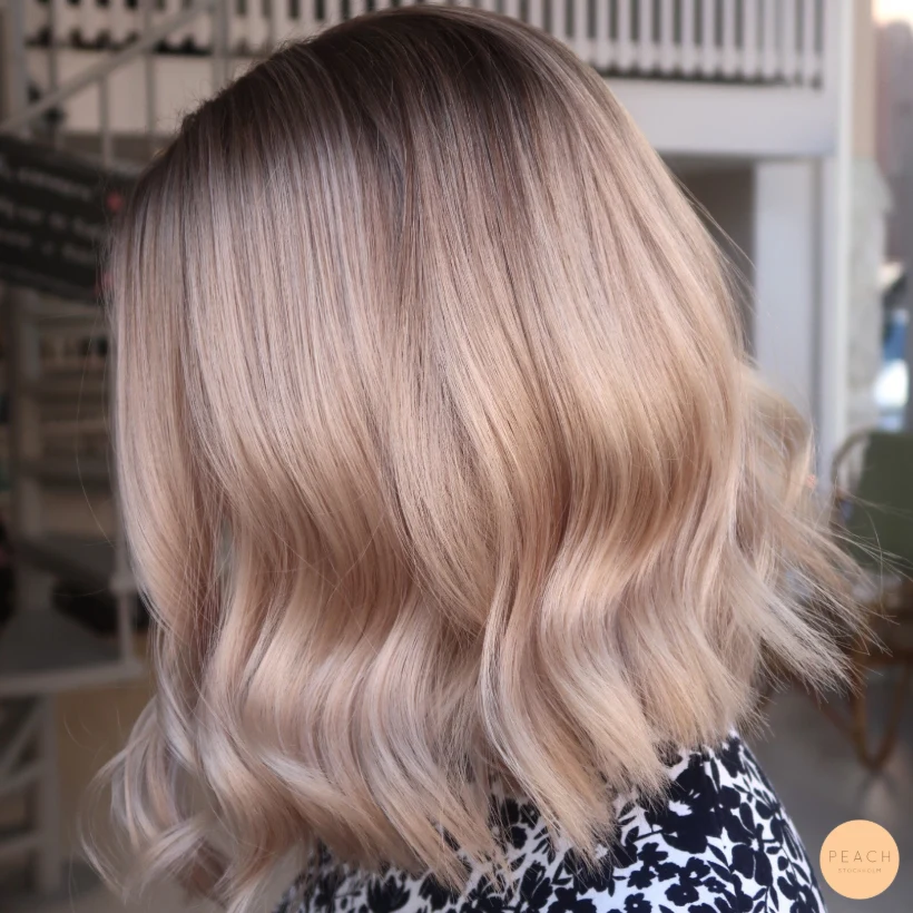 Från mörk till blond med bevarad naturlig botten