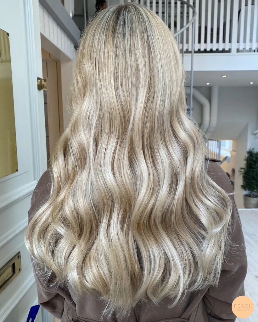 Shiny blonde med ljusa slingor
