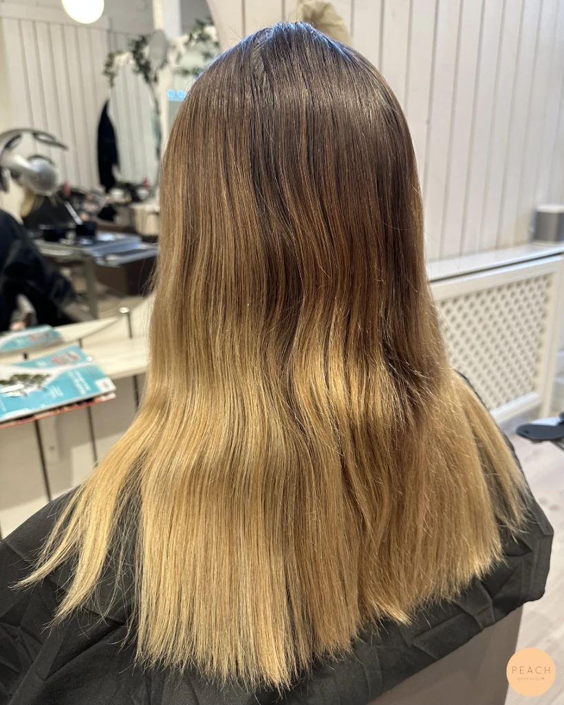 Bronde balayage hårfärg med ljusa slingor