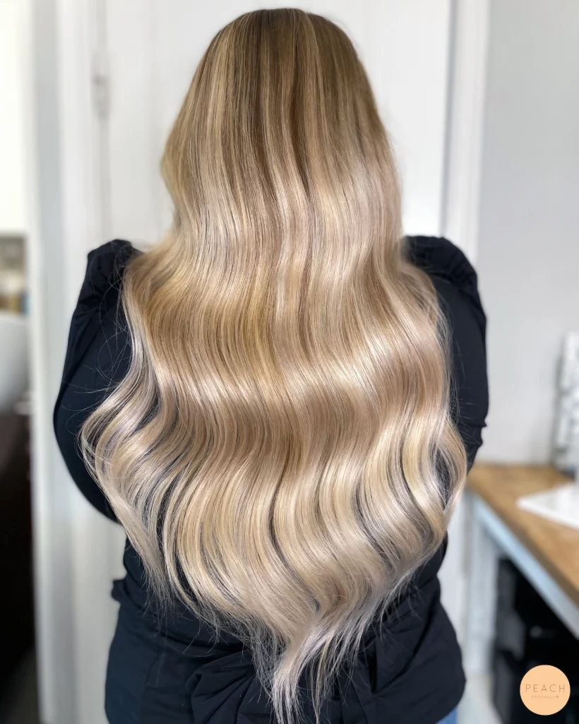 Bright blonde hair med mjuka lowlights