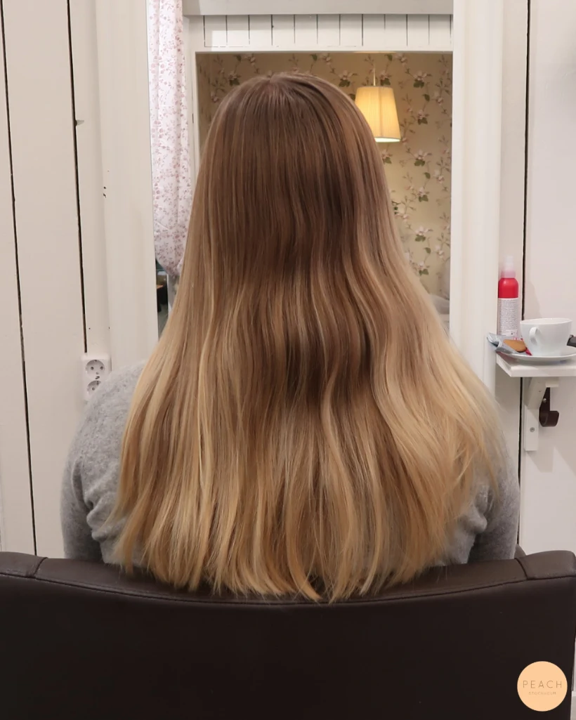 Krämig blond hårfärg ned ljusa slingor