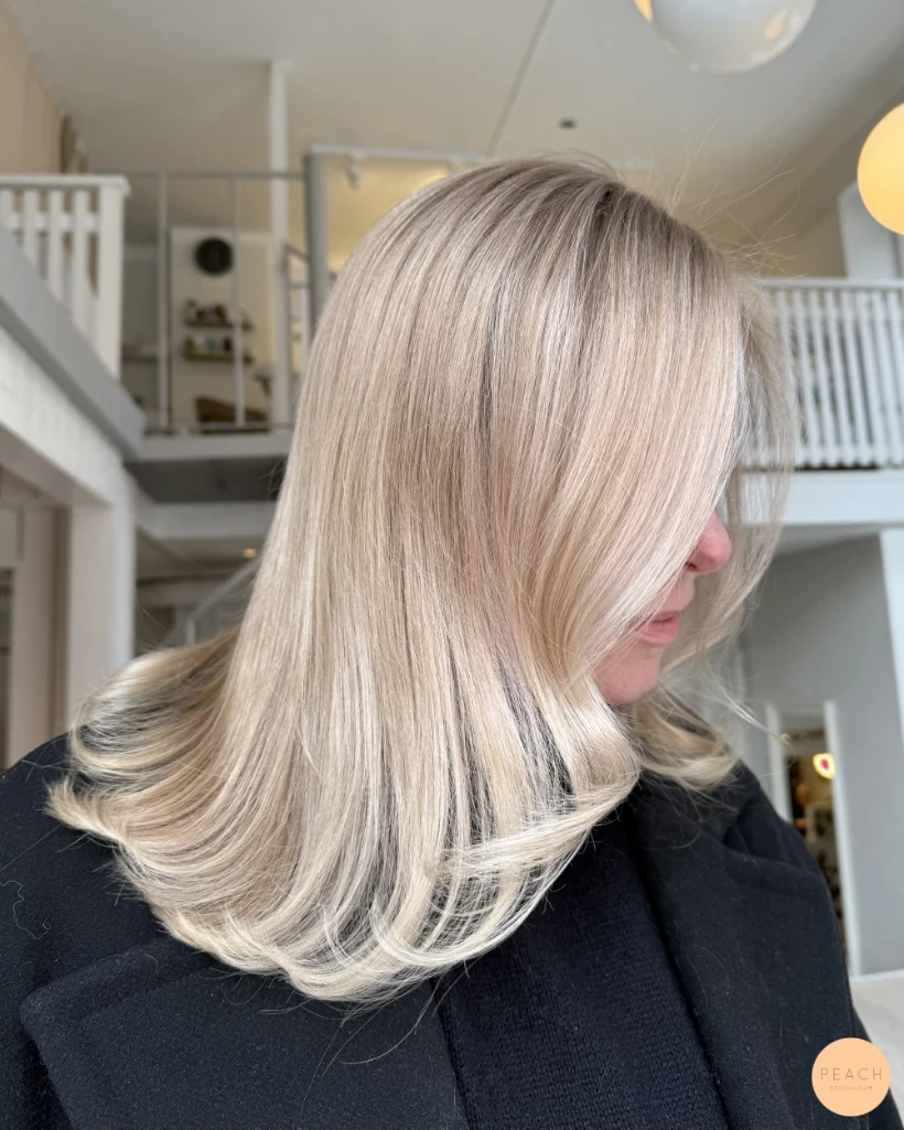 Vaniljblond hårfärg med sval nyansering