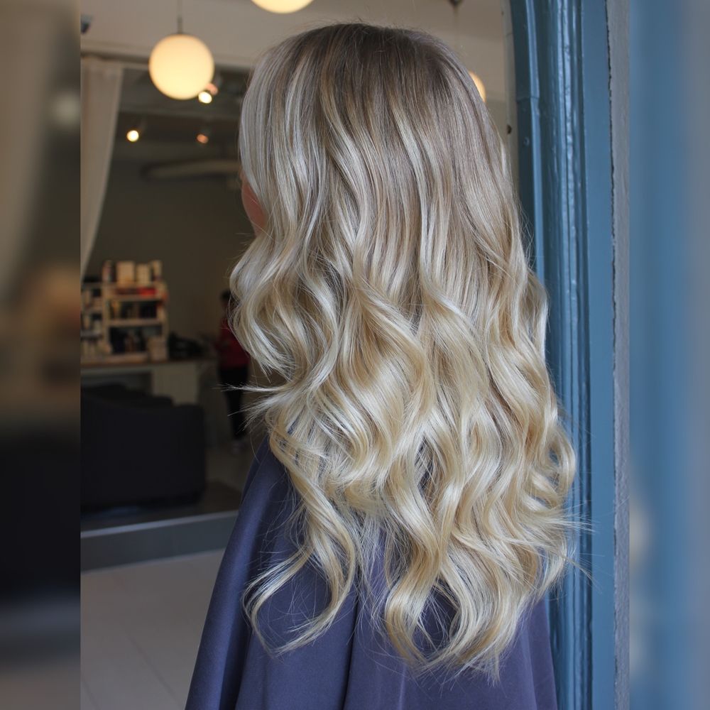 Ljusblond sombre med slingor och kall ton