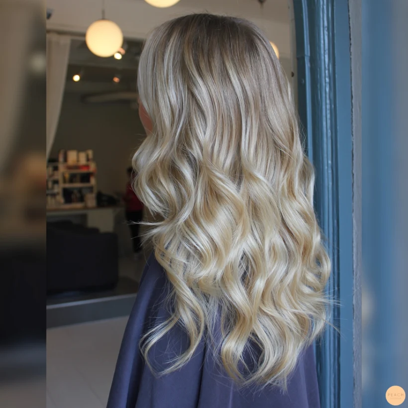 Ljusblond sombre med slingor och kall ton