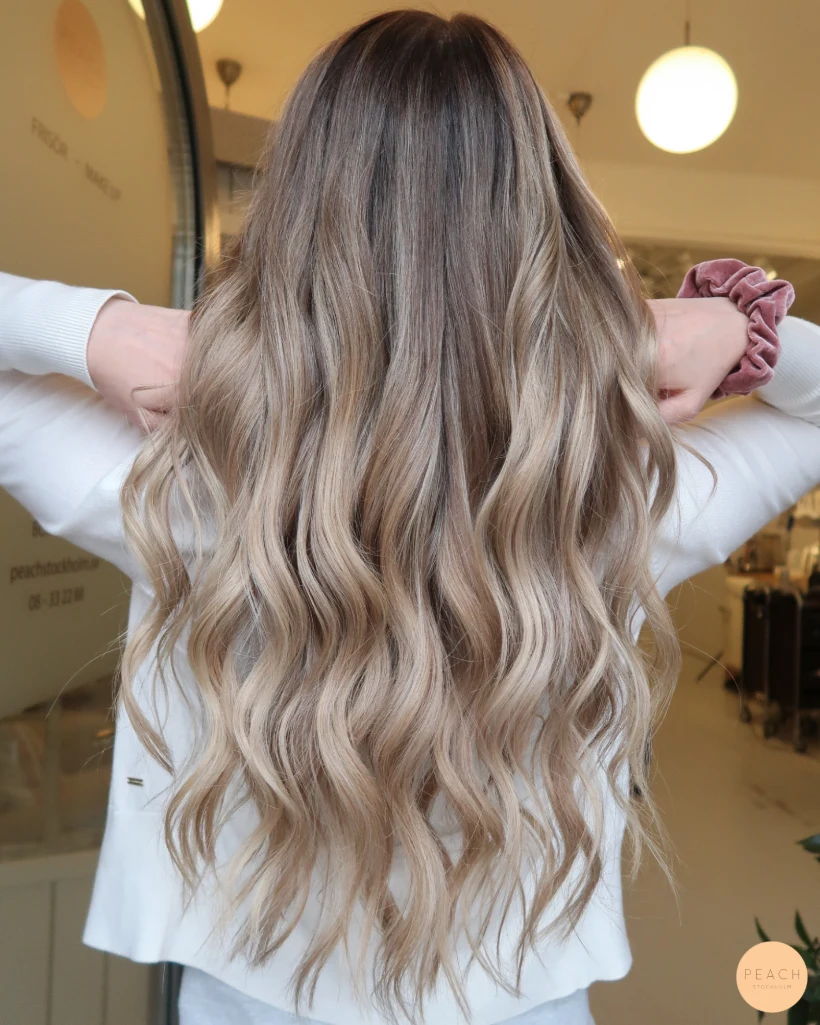 Beige blond hårfärg med balayage slingor