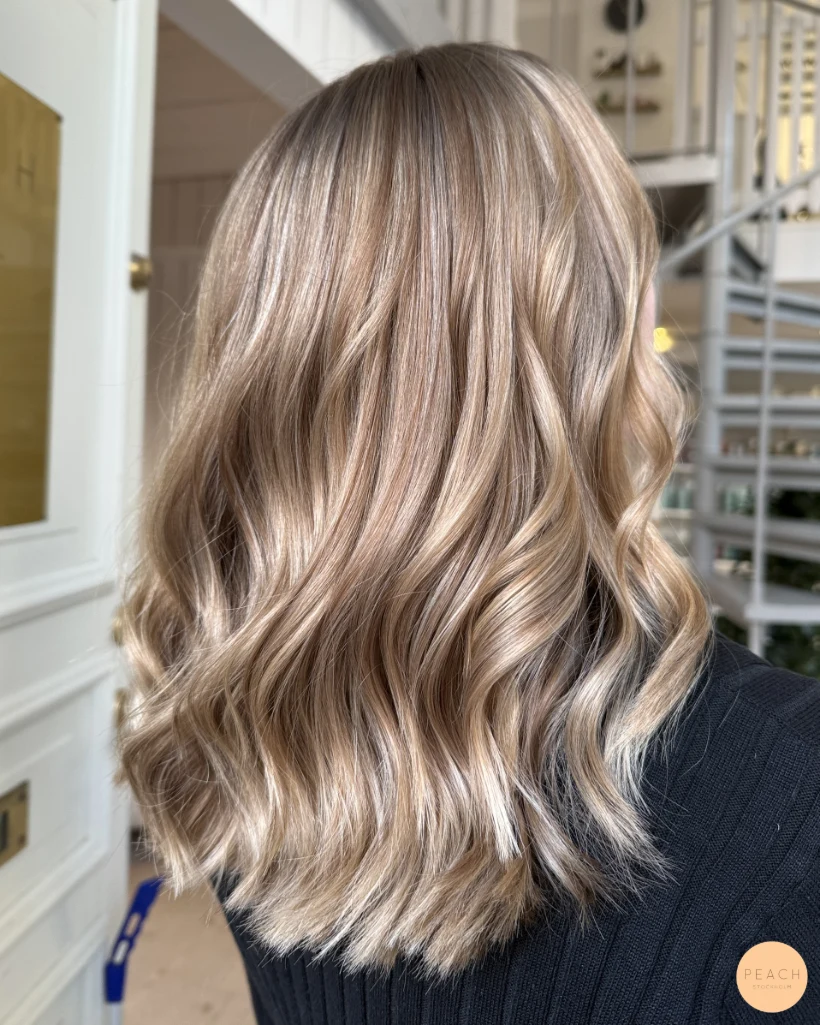 Höstblond hårfärg med ljusa slingor