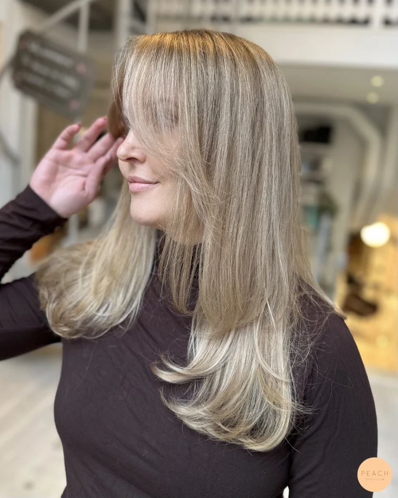 Beige blonde med ljusa slingor