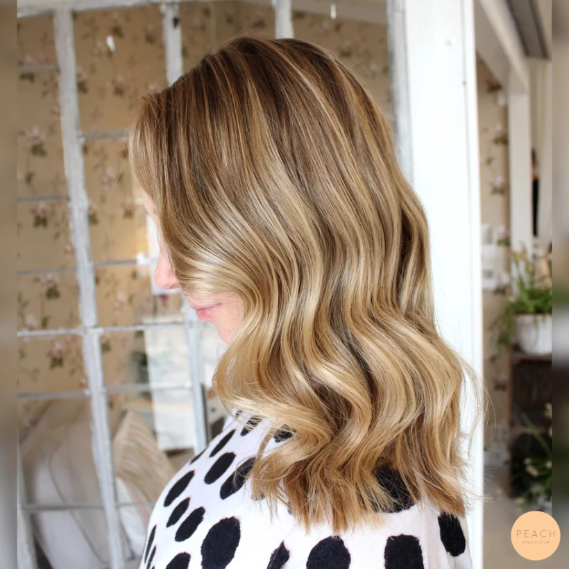 Beige blond med ljusa slingor och beige toner