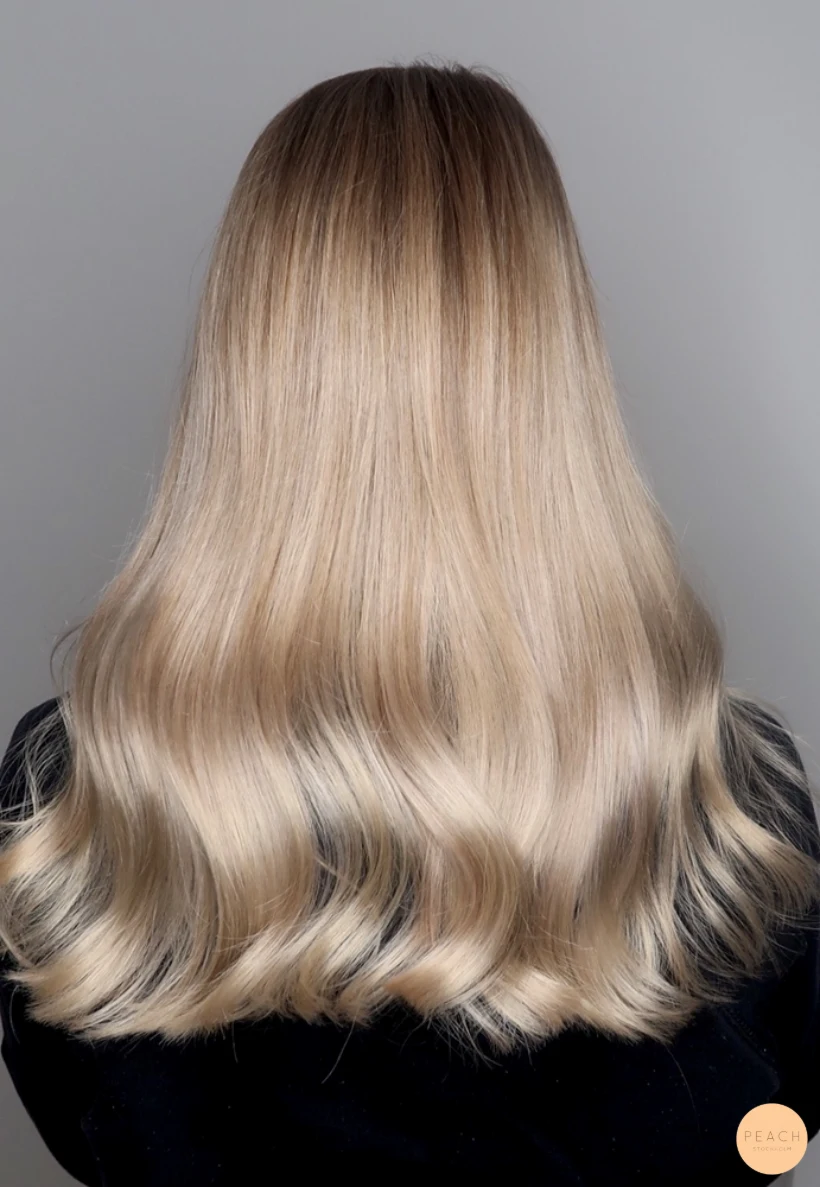 Blonda slingor med balayageteknik