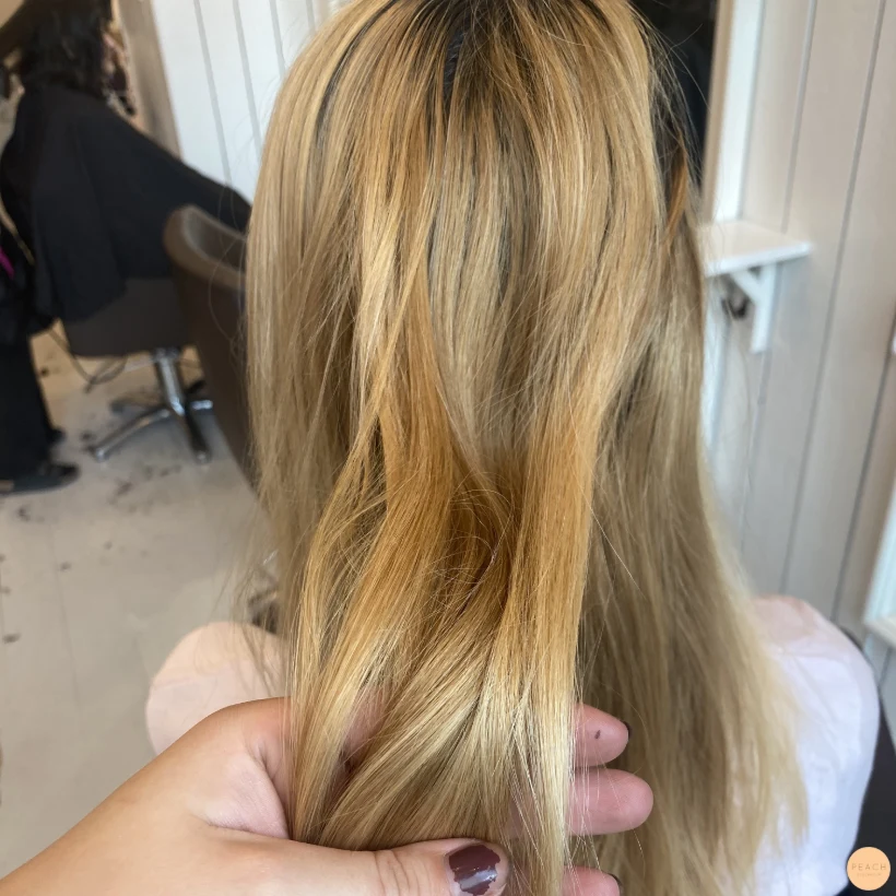 Makeover med många ljusa och mörka slingor