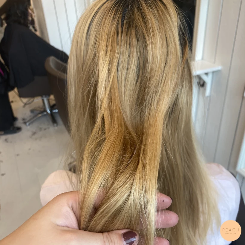 Makeover med många ljusa och mörka slingor