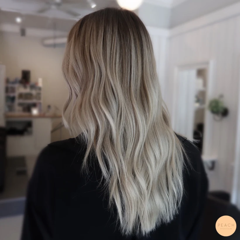 Balayage i svala toner med ljusa slingor